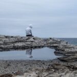 海岸で一人ぼっちの人