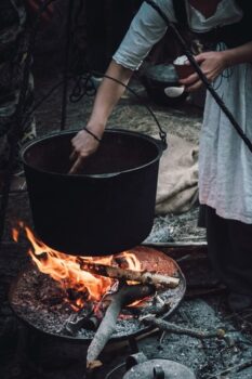 火をたく鍋