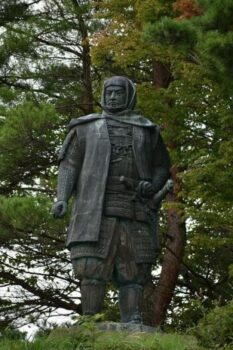武将の銅像