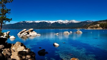 湖と青空