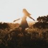 朝日の中の女性
