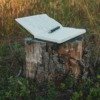文章の書かれたノートとペン