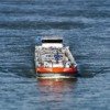 水路を行く貨物船