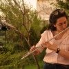 フルートを吹く女性