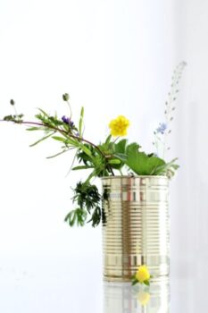 錫の缶の花瓶