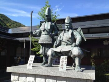 巴御前と木曽義仲の像
