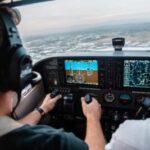 飛行機を操縦する人