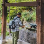 手水で浄める人