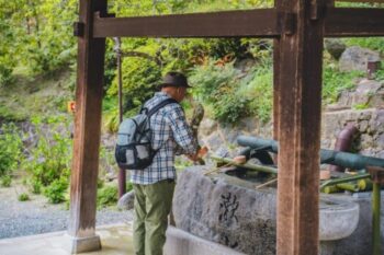 手水で浄める人