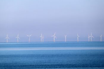 沖合の風力発電機